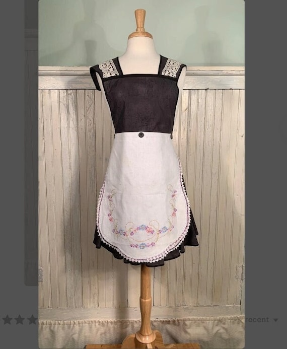Ladies Apron, Vintage Lace Collar, Large Pocket, Removable Antique