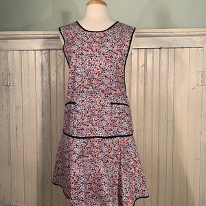 Retro-Stil-Blumen-Print-Baumwollschürze rutscht über den Kopf, keine Krawatten, 2 Taschen, Schrägbandkante, macht ein nützliches Geschenk, handgefertigt in den USA