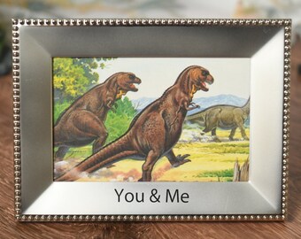 Tyrannosaurus Paar im Rahmen "You & Me" - 20x18,5 Vintage Druck - 1980er Jahre Dino Illustration