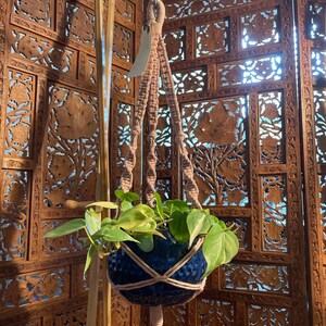 Roze macramé plantenhanger. Geschikt voor potten van 12,5-18 cm.