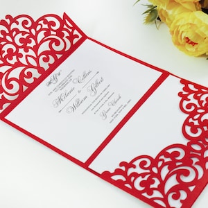 Puede incluir: Invitación de boda de corte láser rojo con un diseño floral decorativo. La invitación dice "Están cordialmente invitados a celebrar la boda de Melanie Collins y William Gilbert".