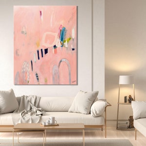 Weiches, abstraktes Zen-Kunstwerk in Pastellrosa, Cremeweiß und Koralle. Großformatiger Wandkunstdruck in zarten gedeckten Farbtönen für Pinkästhetik