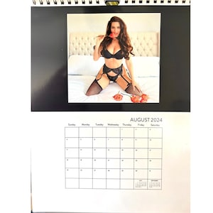 Peut inclure: Un calendrier pour août 2024 avec une photo d'une femme en lingerie noire sur un lit avec des roses. Le calendrier a les jours de la semaine étiquetés et les numéros de 1 à 31.