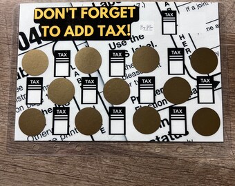 Puede incluir: Una hoja blanca con texto negro que dice "DON'T FORGET TO ADD TAX!" y tiene 16 círculos dorados con texto negro que dice "TAX" dentro de cada círculo. La hoja está sobre una superficie de madera.