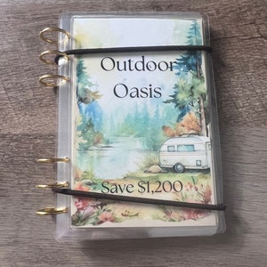 Cahier du défi économique Oasis en plein air || Économisez 1 200 || 8 enveloppes plastifiées à gratter || Défi d'économies sur le thème du camping