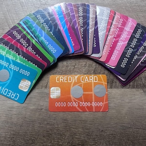 Desafío de ahorro con tarjetas de crédito recortadas para raspar // Ahorra 800 // 48 imágenes laminadas