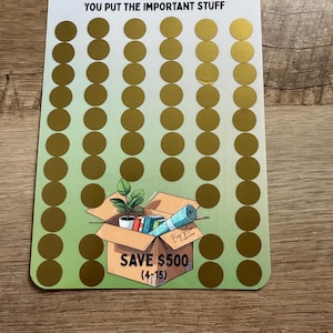 Könnte beinhalten: Eine rechteckige Karte mit einem grün-weißen Farbverlauf. Die Karte zeigt goldene Kreise und den Text "KEEP CALM AND PRETEND YOU KNOW WHERE YOU PUT THE IMPORTANT STUFF." Eine Grafik einer Box mit Gegenständen und dem Text "SAVE 500 $ (4-15)" ist ebenfalls vorhanden.