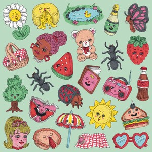 Può includere: Un'illustrazione colorata con una varietà di personaggi e oggetti carini, tra cui un'anguria, una coccinella, un sole, una fragola, un cestino da picnic, un libro, una radio, una bottiglia di soda, un panino, un paio di occhiali da sole e un oggetto a forma di cuore.
