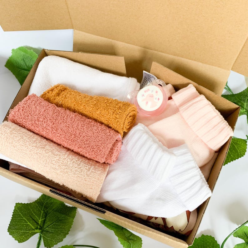 SMALL Baby Shower Hamper I Newborn Gift Hamper I New Baby Gift I Mum and Bub Hamper I Gender Neutral Gift Box image 4