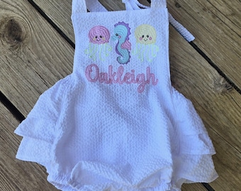 Tutina con creature marine, tutina in seersucker, tutina ricamata, tutina fatta a mano, abbigliamento per bambine, abbigliamento per neonate, tutina con monogramma