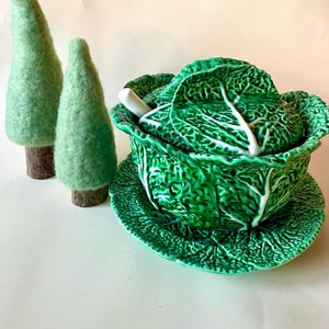 Soupière vintage verte  en barbotine – Modèle chou – Années 70