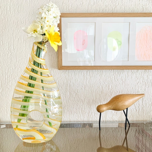 Grand vase moderniste verre soufflé bouche label Trésor du Galion pièce unique verrerie d'art tourbillonnant forme abstraite pastel yellow