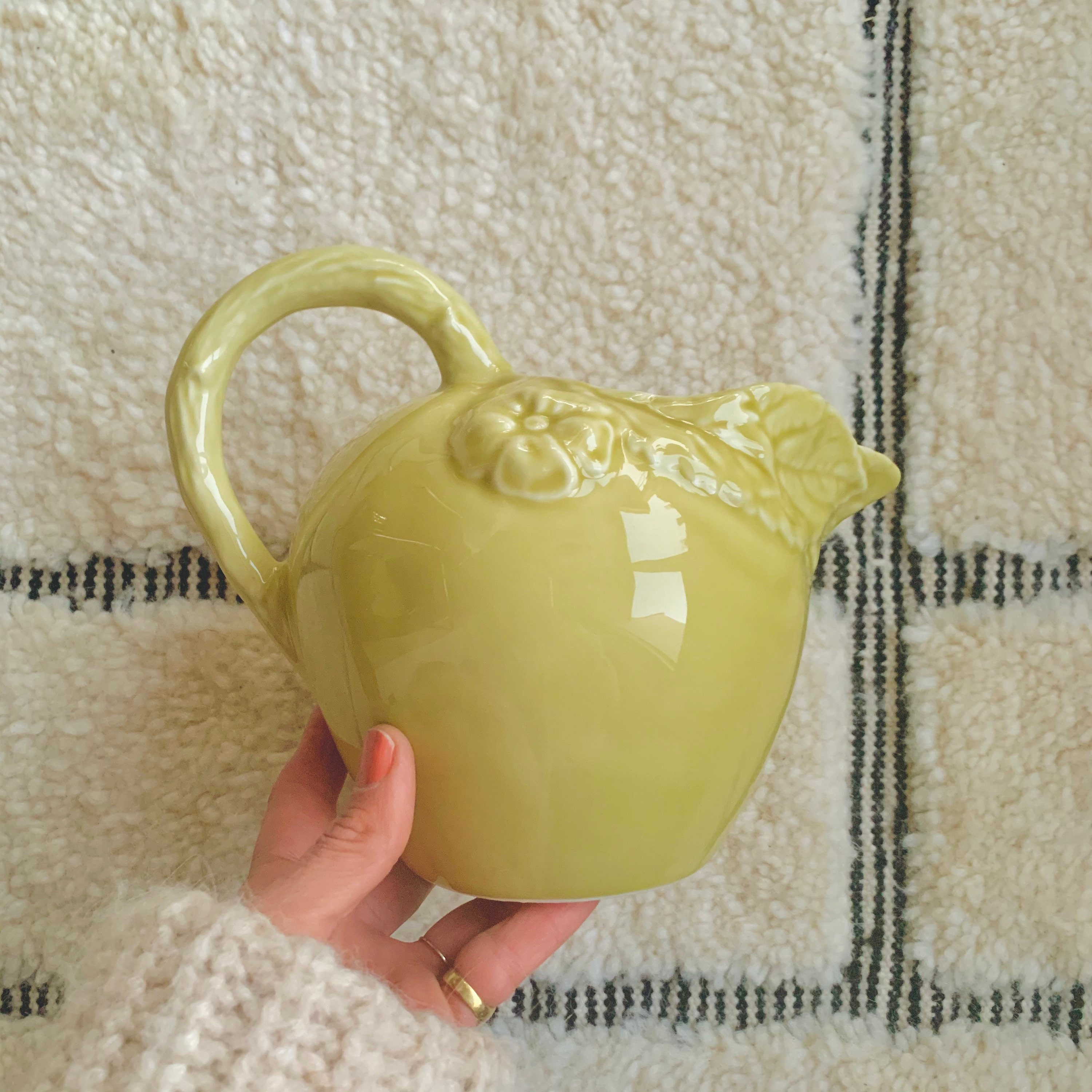 Carafe Céramique Un Barbotine Vintage en Forme Pomme Kaki Clair Décor Fleurs Feuille Vert Tilleul Ma