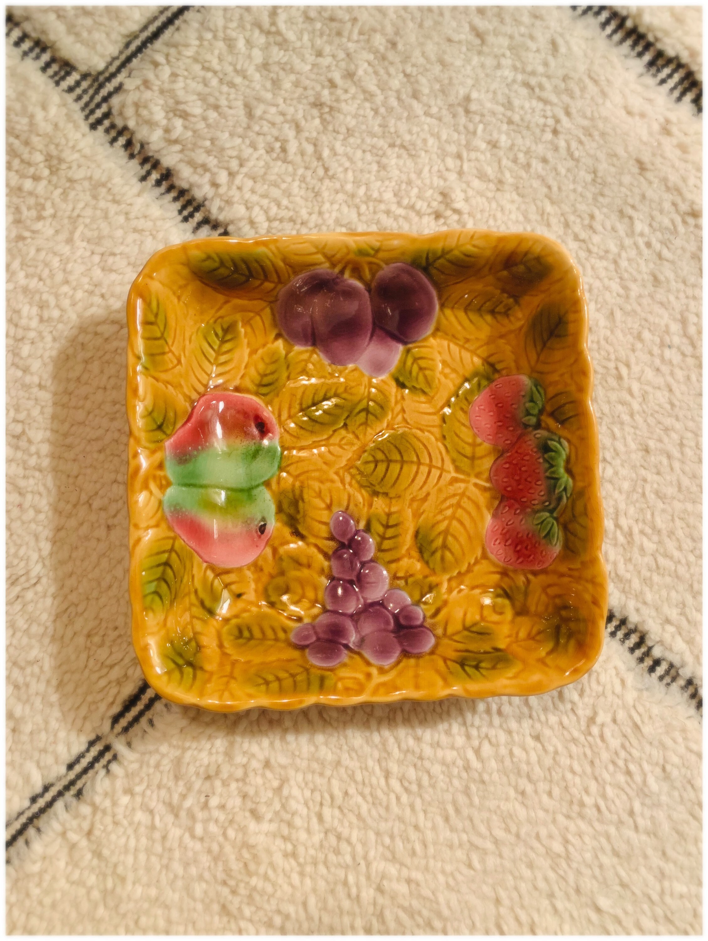 Plat Vintage Sarreguemines en Faïence Barbotine Post 1974 Carré à Décor de Feuilles et Fruits Signé 