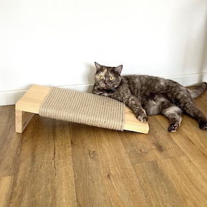 Robusto Tiragraffi per Gatto in legno di abete e corda Sisal naturale