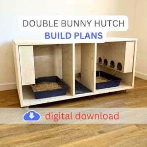 Könnte beinhalten: Baupläne für einen Doppel-Kaninchenstall - Digitaler Download. Ein hölzerner Stall mit zwei Abteilen, jedes mit einem Heurauf und einer Streuwanne. Der Stall steht auf Beinen und hat eine kleine Tür an der Vorderseite.