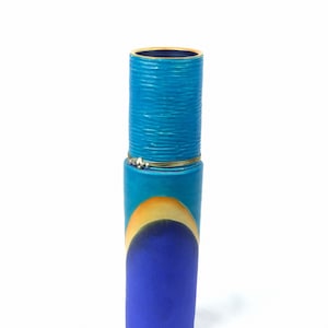 Blauwe cilindervaas met koperdraaddetail