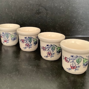 Ensemble de 4 coquetiers Johnson Brothers Rose Chintz Blue. Neuf et inutilisé,