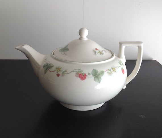 ウェッジウッド ラズベリー クイーンズウェア ティーポット