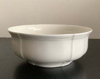 Villeroy and Boch Manoir rare round vegetable bowl 7 1/4 Inches. New and unused.