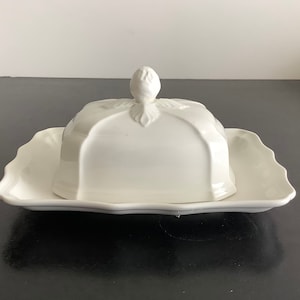 以下が含まれることがあります： 斑点のあるマット仕上げのセラミックマグカップ3個セット。マグカップはクリーム、ライトグレー、ダークグレーの色合いです。各マグカップはシンプルでミニマルなデザインで、丸みを帯びたハンドルが付いています。