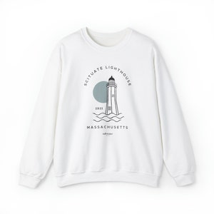Op de afbeelding: Wit sweatshirt met een grafische print van een vuurtoren met de tekst "Scituate Lighthouse 1811 Massachusetts saltwater" op de voorkant.
