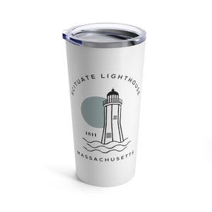 Op de afbeelding: Witte reismok met een zwart-wit illustratie van de Scituate Lighthouse, met de tekst "SCITUATE LIGHTHOUSE MASSACHUSETTS 1811". De mok heeft een zilveren rand en een doorzichtig deksel.
