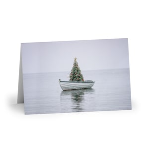 Tarjeta navideña con barco, árbol de Navidad nevando, Nueva Inglaterra, costa, océano, tarjeta navideña, tarjeta náutica, tarjeta de felicitación, regalo navideño