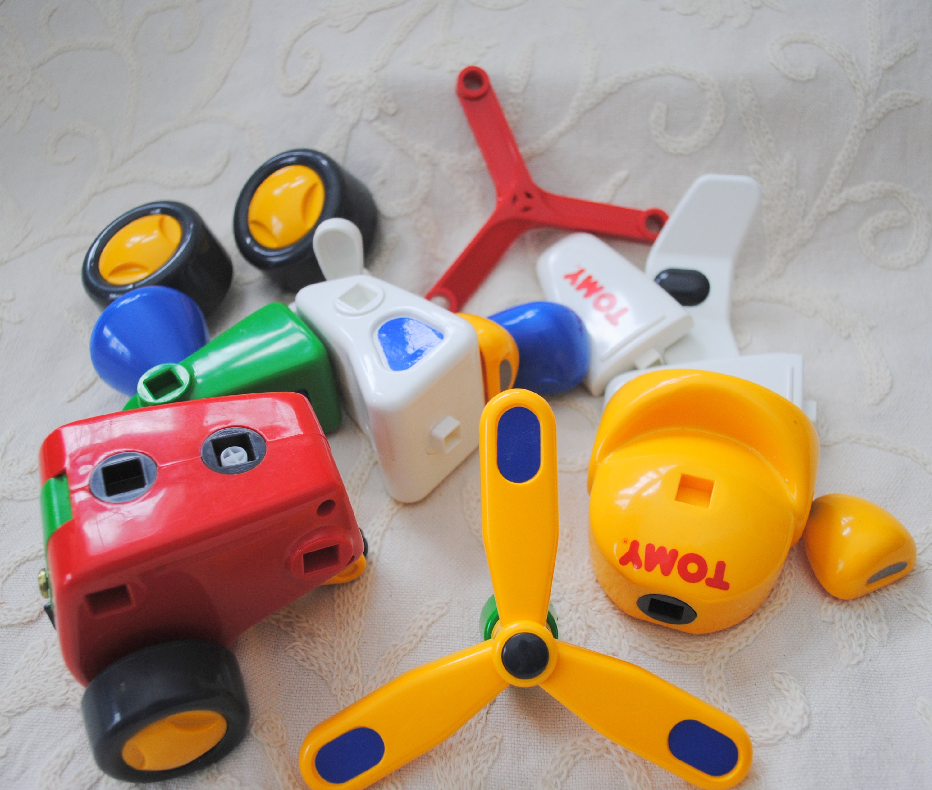 Tomy airplane discount