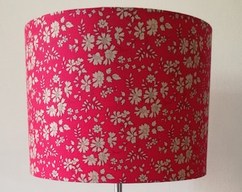 Abat-jour fait main pour pied de lampe ou suspension fleurs beige sur fond rouge tissu liberty