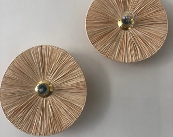 Decorative wall light in natural raffia, fixed version. Made in France.