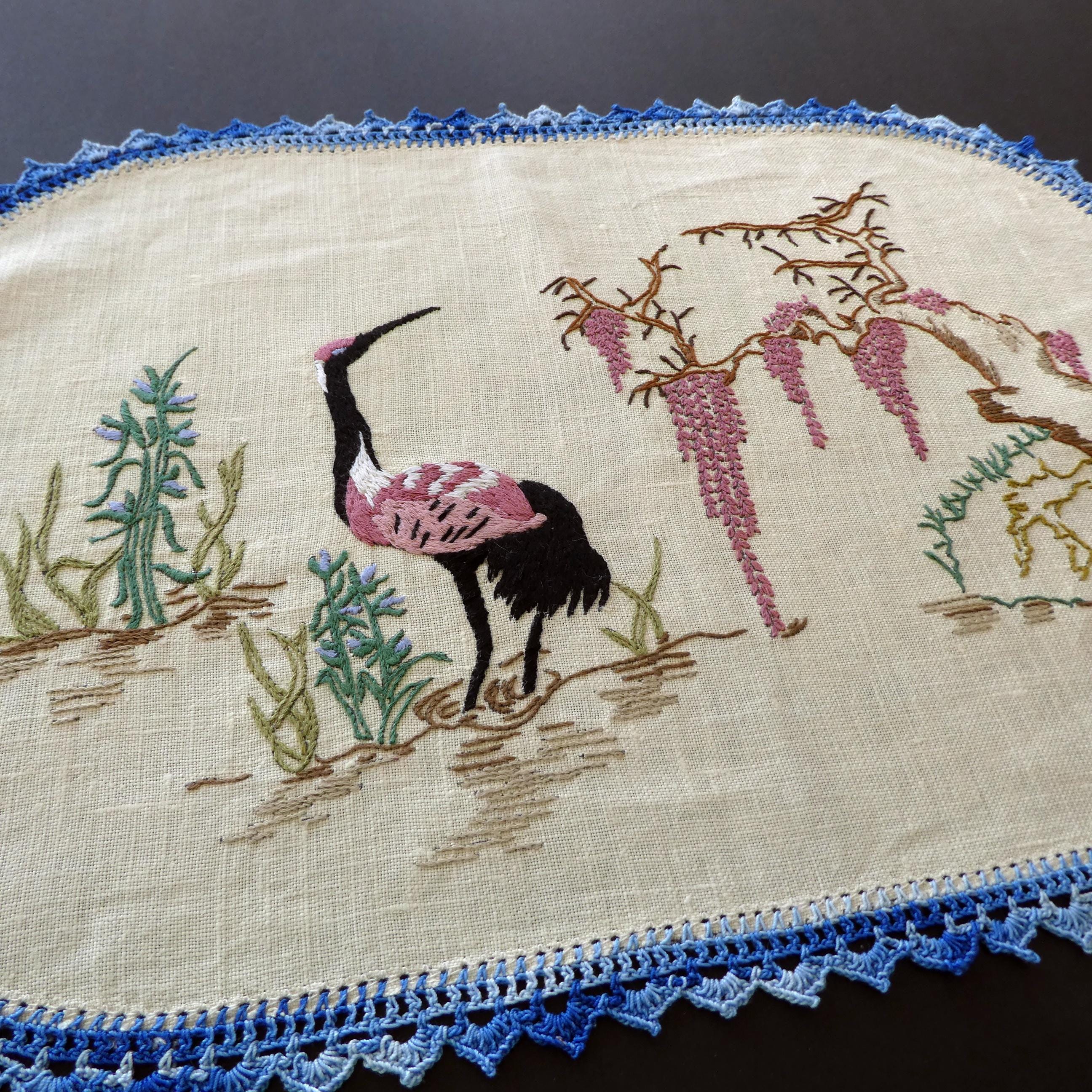 ハンドメイド アオサギ 手刺繍 手編みレース縁取り テーブルセンター