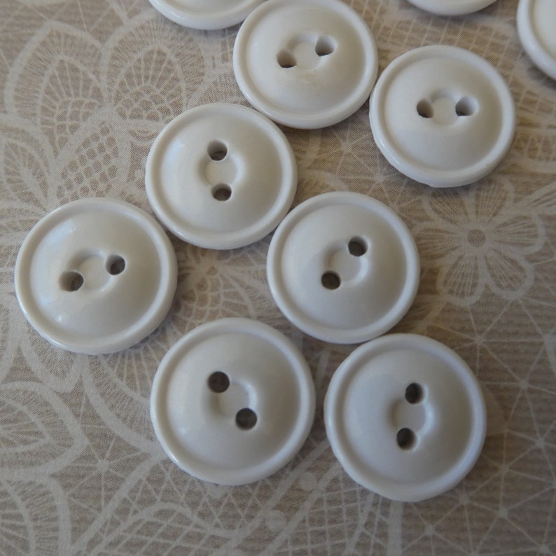 11 botones blancos retro vintage, botones de dos agujeros de 15 mm imagen 3