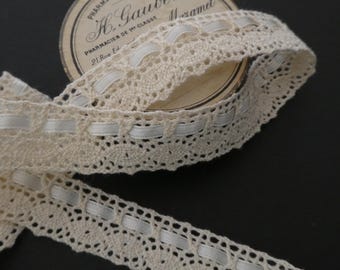 Vintage cream cotton lace with ribbon inserted, 2 cm wide