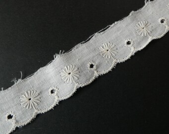 Cream broderie anglaise lace trim, 2.5 cms wide, 160 cms