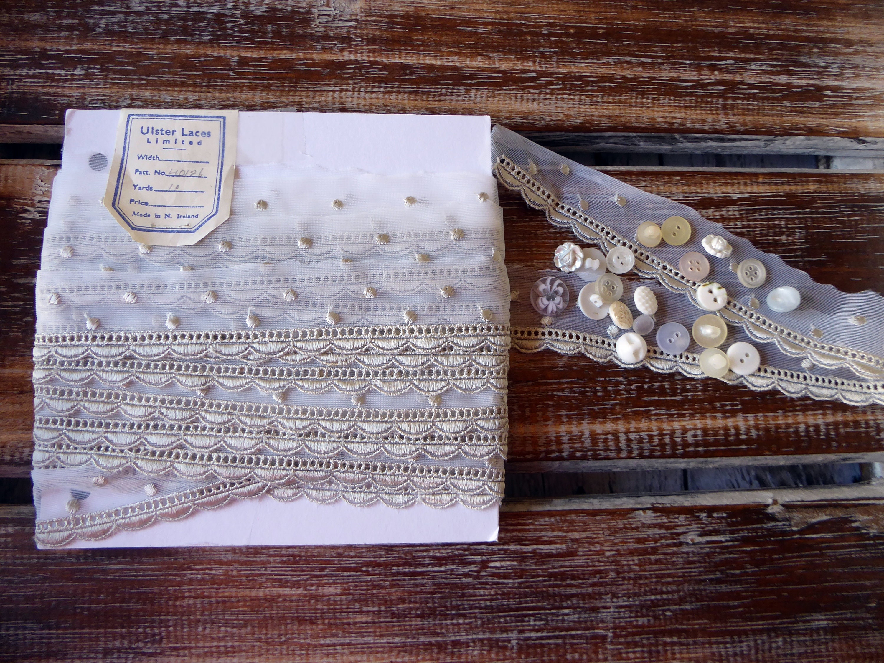 Dentelle grise Vintage fait par Ulster lacets Limited, 10 yards de larges, 1 1/4" de large, fabriqué en Irlande Dentelle grise Vintage fait par Ulster lacets lacets lacets Limited, 10 yards de larges, 1 1/4