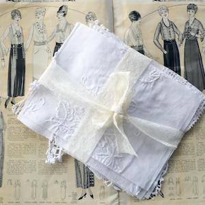 Carrés anciens en lin et dentelle : couture lente, journaux indésirables (lot de 9 pièces 20 x 20 cm)