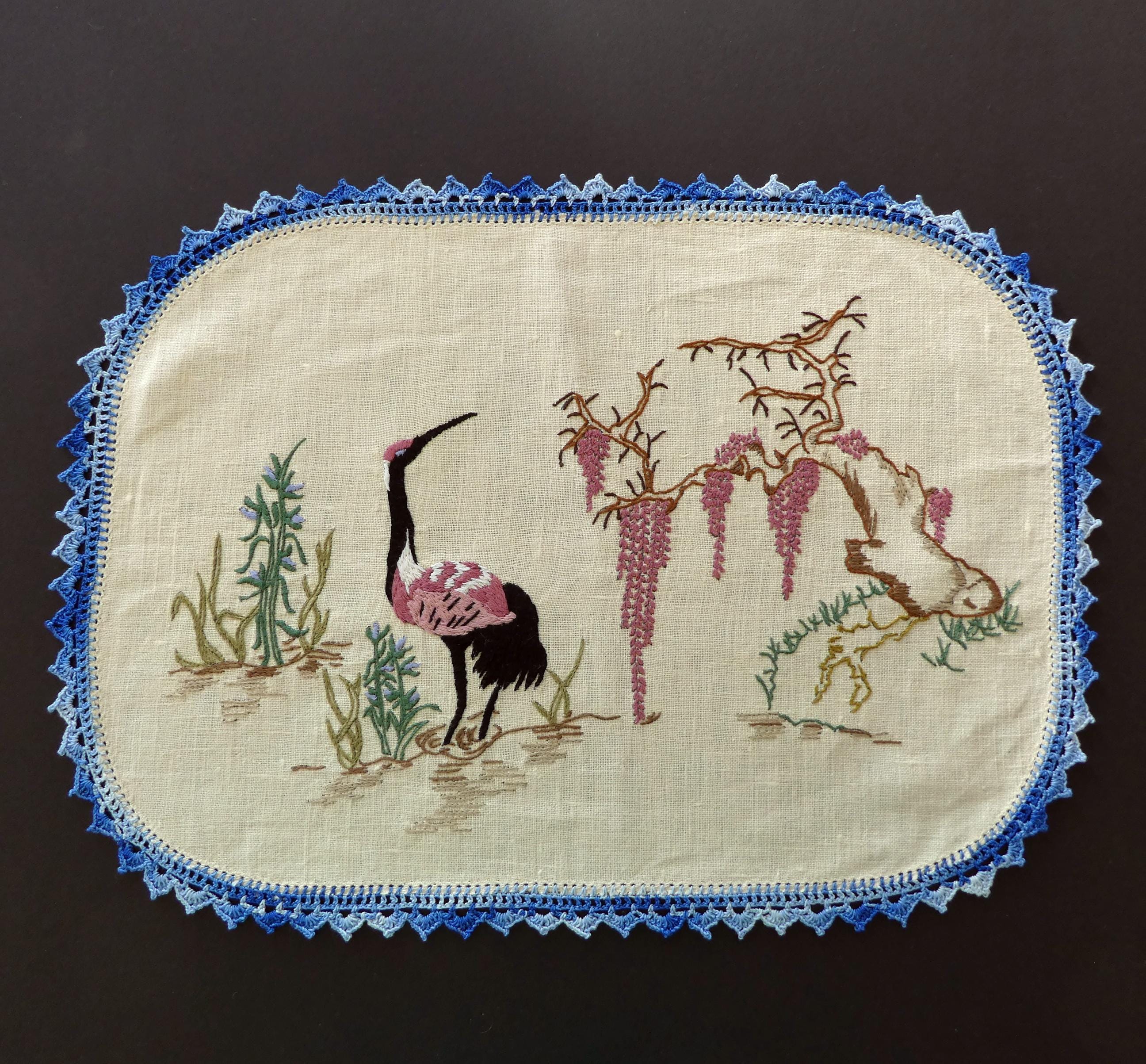 ハンドメイド アオサギ 手刺繍 手編みレース縁取り テーブルセンター