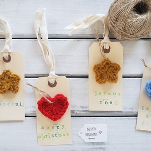 Étiquettes-cadeaux des Fêtes| Lot de 6 | Étiquettes-cadeaux avec ornements amovibles| Mini ornements au crochet| Étiquettes-cadeaux estampées à la main| Ensemble de six (6)