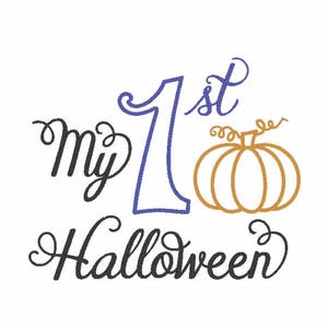 Puede incluir: Un dise&ntilde;o gr&aacute;fico con las palabras "My 1st Halloween" en escritura negra y azul, acompa&ntilde;ado de una ilustraci&oacute;n de calabaza dorada. Adecuado para decoraciones y ropa de temporada.