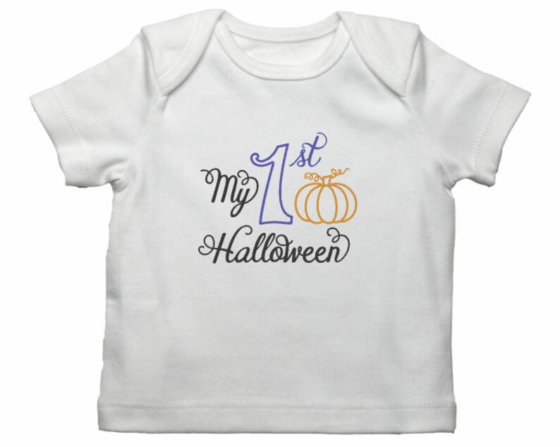 Puede incluir: Body de beb&eacute; blanco con el texto "My 1st Halloween" en escritura negra y detalles en azul y naranja. Un dibujo de calabaza est&aacute; al lado del texto. El body tiene mangas cortas y cuello redondo.