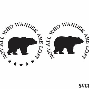 以下が含まれることがあります： 「NOT ALL WHO WANDER ARE LOST」のテキストが入った、2つの黒いクマのシルエット。クマは星が下部にある円の中にいます。画像はグラフィックデザインです。