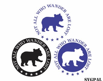 Op de afbeelding: Drie cirkelvormige ontwerpen met een berensilhouet. Elk ontwerp bevat de tekst "NOT ALL WHO WANDER ARE LOST" in een cirkelvormig patroon. De beer is in blauw, zwart en wit, met steraccenten.