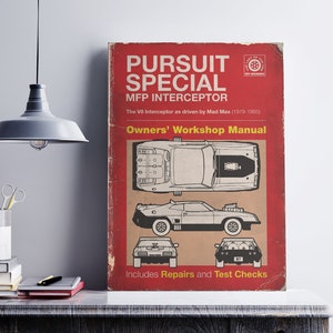 Può includere: Un poster rosso e bianco con il titolo "Pursuit Special MFP Interceptor" e il testo "Owners' Workshop Manual" con illustrazioni di un'auto bianca e nera. Il poster include il testo "Includes Repairs and Test Checks".