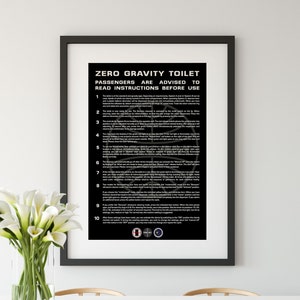 Impresión artística con instrucciones para el baño de gravedad cero inspiradas en Odisea del Espacio 2001