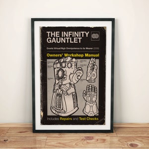 Può includere: Un poster in stile vintage con cornice nera che raffigura un'illustrazione dettagliata del Guanto dell'Infinito dell'universo cinematografico Marvel. Il poster è intitolato "The Infinity Gauntlet" e include il testo "Grants Virtual Nigh Omnipotence to its Wearer (2008)" e "Owners' Workshop Manual". Il poster include anche il testo "Includes Repairs and Test Checks".
