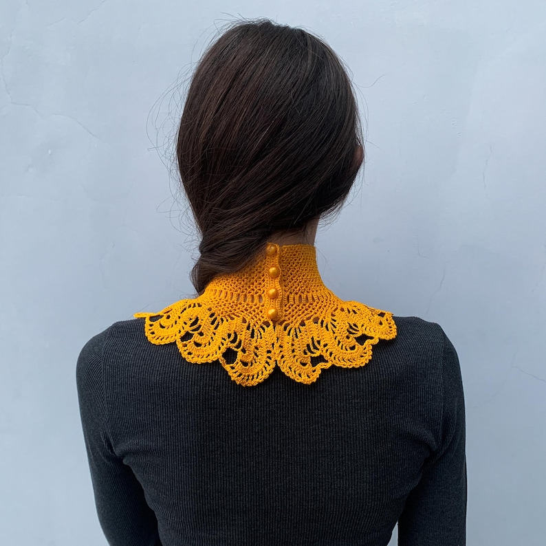 Puede incluir: Un collar de crochet amarillo con cierre de bot&oacute;n. El collar est&aacute; hecho de encaje delicado y tiene un borde festoneado.