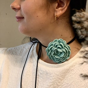Crochet Flower Choker Necklace – Boho Handmade Floral Accessory – Adjustable Statement Jewelry – Gift for Her – Festival Style
