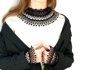 Schwarze Spitze Häkelkragen und Handmanschetten Set, gehäkeltes viktorianisches Halsstück, Gothic abnehmbarer Kragen, Dark Academia, romantischer Vintage-Stil