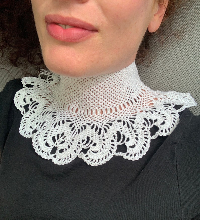 Puede incluir: Collar de encaje blanco tejido a crochet con borde festoneado.